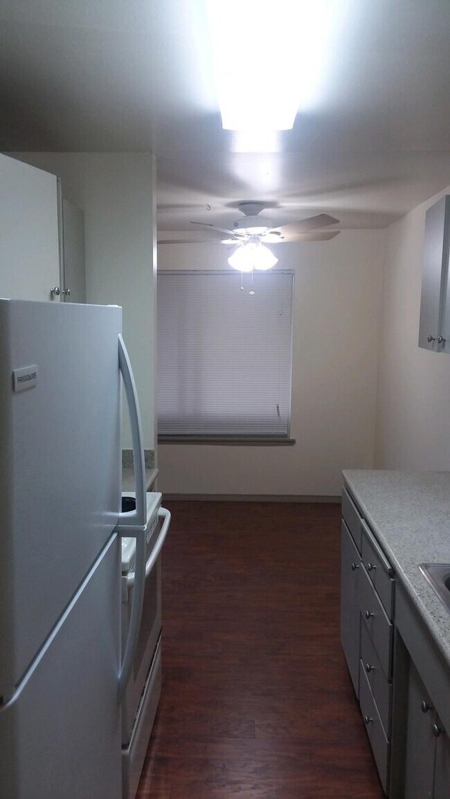 Building Photo - 2 bedroom in SEATTLE WA 98168