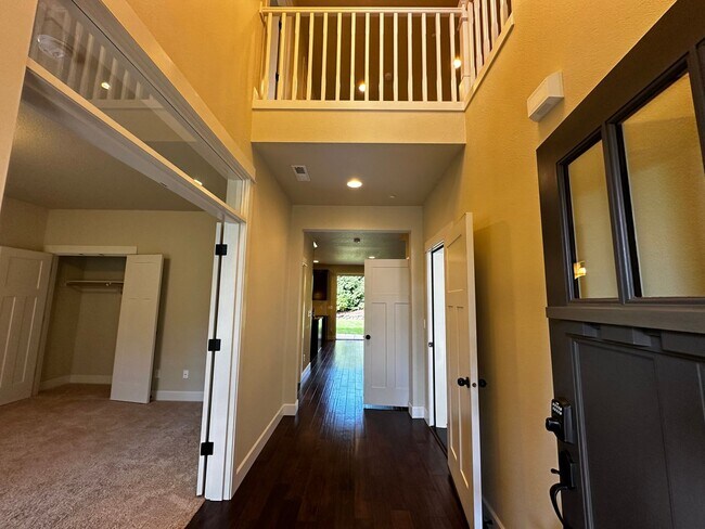 Building Photo - Beautiful 4-Bedroom Home in the Hills of W...