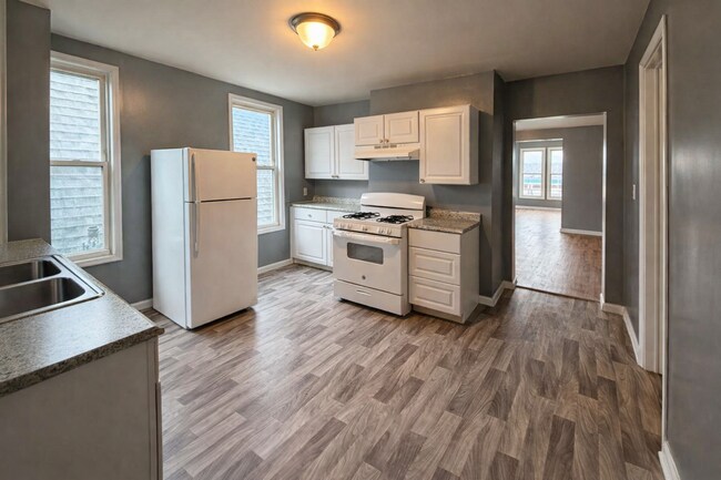Building Photo - 884 3rd Ave