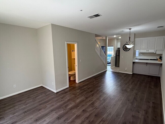 Foto del edificio - 2-Bedroom Martinez Townhome Near The Village Oaks Shopping Plaza