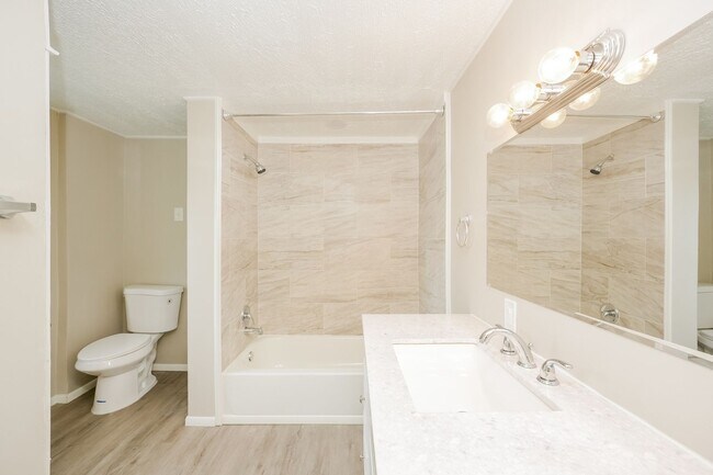 Building Photo - Charming 4BR House in Akron