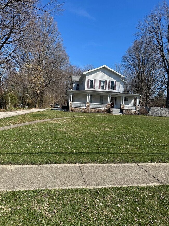 321 Grant St Unit 3, Geneva, OH 44041 Room for Rent in Geneva, OH