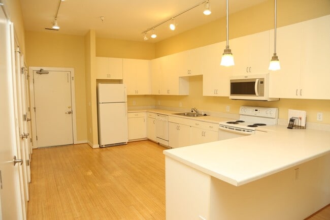 Building Photo - 2 Bedroom Available at the 820 Condos!