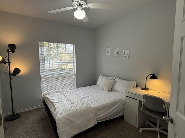 Foto del edificio - 911 W 22nd St