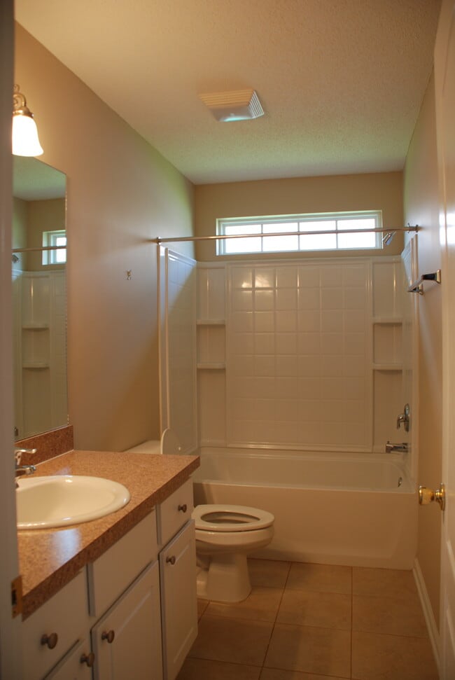 Hall bath - 145 White Dogwood Ln