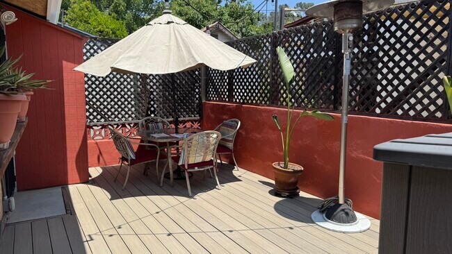 Patio con muebles, parrilla de gas, calentador de gas conectado a la red de gas de la ciudad. - 4049 Sunset Dr