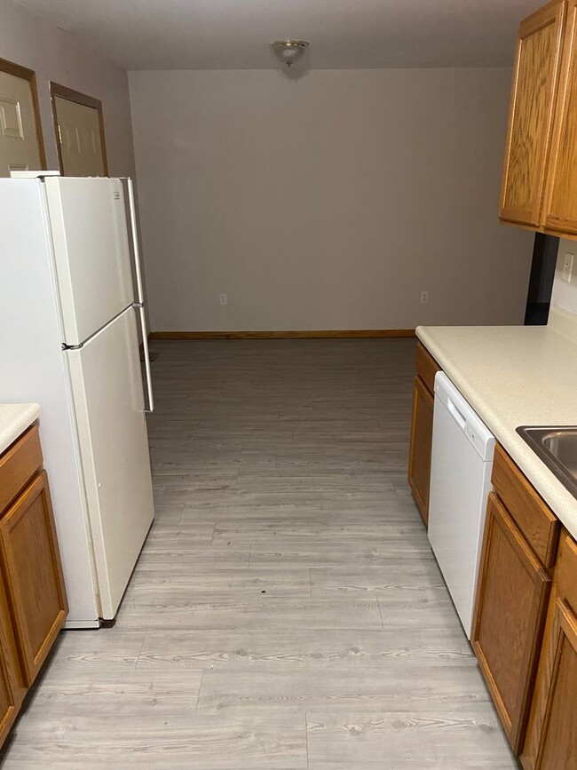 Building Photo - Sublease Available for Immediate Move in!