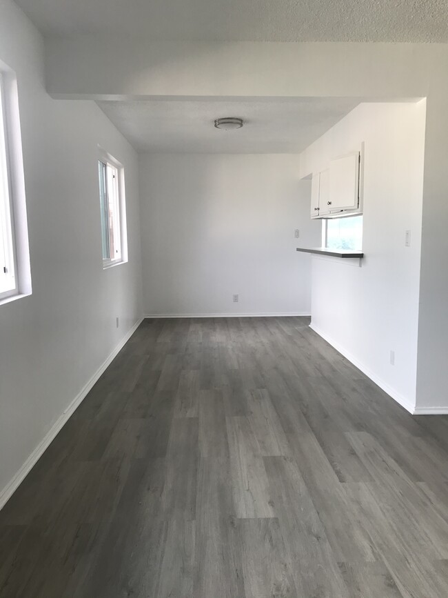 Dining room - 4014 Bemis St