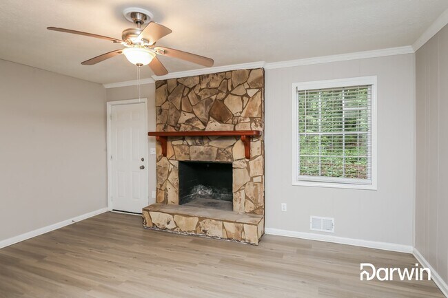 Foto del edificio - 902 Pinecrest Circle Southwest, Lilburn, G...
