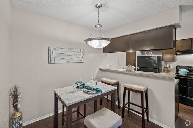 1BR, 1BA - 657SF - Dining Room - Westmount at Forest Oaks