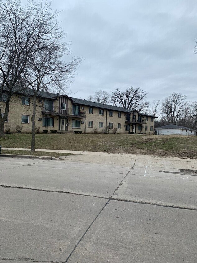 4321 N 104th St Unit 12, Milwaukee, WI 53222 Apartments in Milwaukee