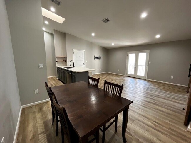 Building Photo - 2425 Augusta Dr