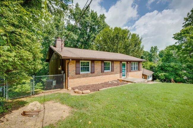 Building Photo - 3 Bed/1.5 Bath in Colonial Heights