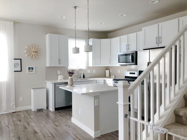 Foto del edificio - AWESOME MAINTENANCE-FREE PATIO HOME WITH 3 BDRMS, 3 BATHS & 2-CAR GARAGE!