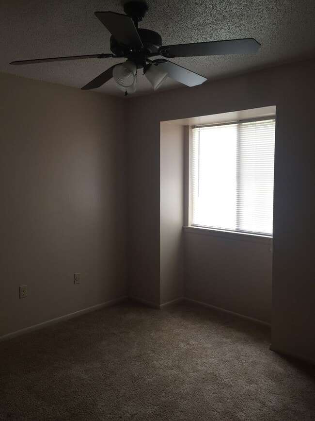 Foto del edificio - 2 bedroom 2 bath town home in a gated comm...