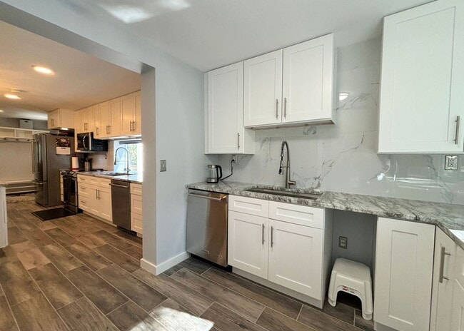 Building Photo - Available 7/10. Gorgeous Custom-Built 3 BR/3.5 BA Home on HUGE Corner Lot in Old Mt Pleasant!