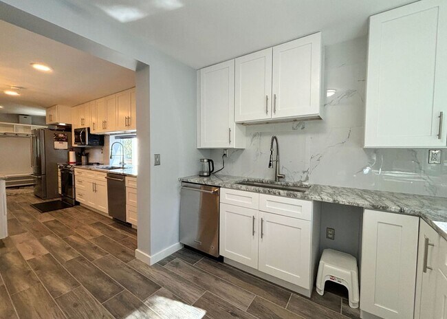 Foto del edificio - Available 7/10. Gorgeous Custom-Built 3 BR/3.5 BA Home on HUGE Corner Lot in Old Mt Pleasant!