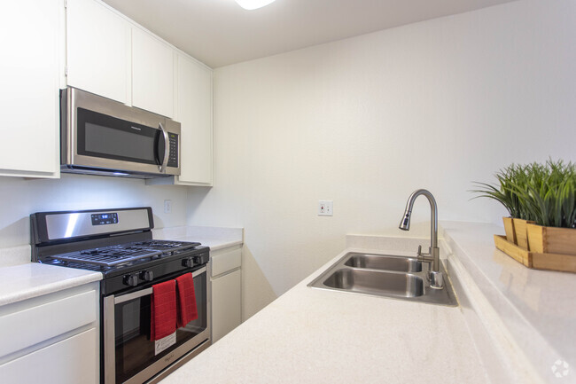 Windward Isle Apartments photo'