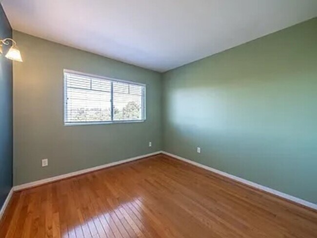 Foto del edificio - Spacious Golden Hill Townhome with 2-Car Garage & Canyon Views!