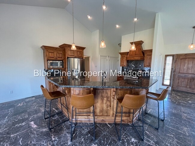 Building Photo - 8426 S Black Hawk Dr