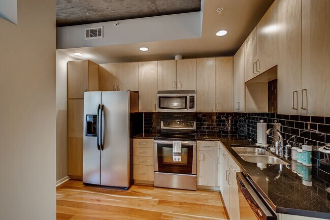 Foto del edificio - Downtown 1BDR high-rise with included amen...