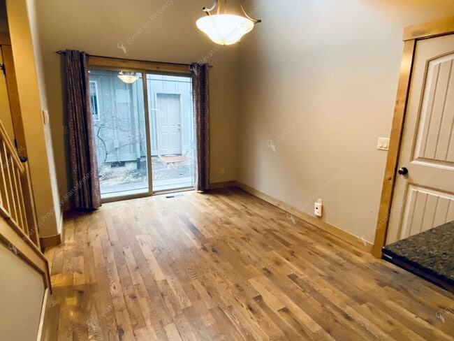 Building Photo - Dual-Level 3 BR - 2.5 BA Haven in Central Bend