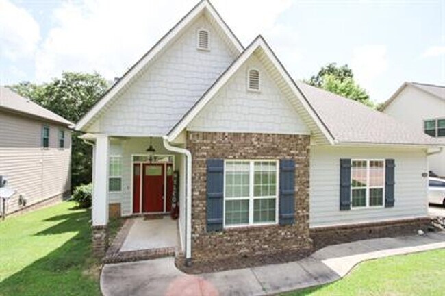 Building Photo - Spacious home located minutes from everyth...