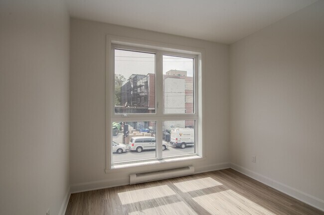 Photo du bâtiment - 6600 Av. de Darlington
