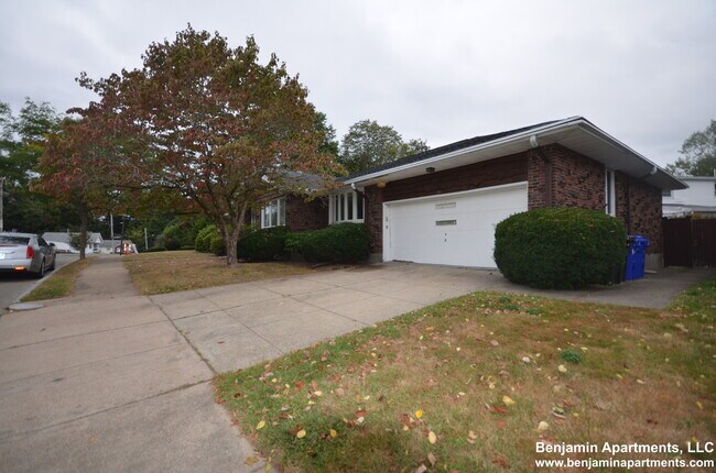 Building Photo - 20 Mossdale Rd