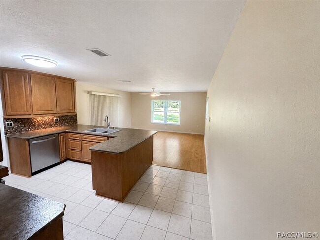 Building Photo - 515 E Falconry Ct