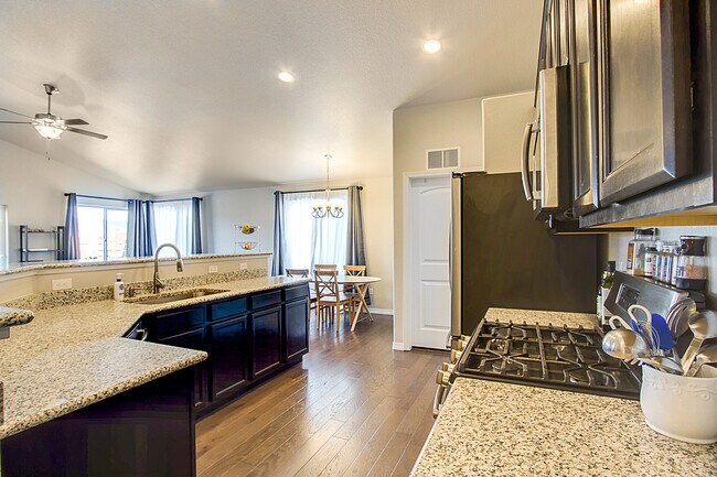 Building Photo - Stunning 5-Bedroom Ranch Style Home with M...