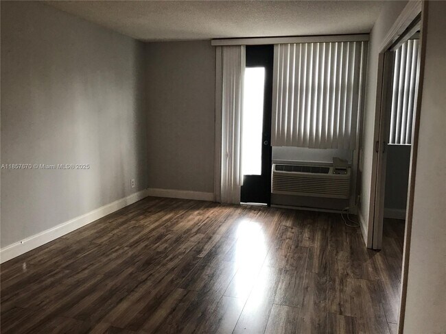 Foto del edificio - 2771 Riverside Dr