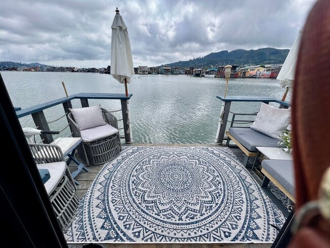 Floating deck with a motor - 10 Issaquah Dock