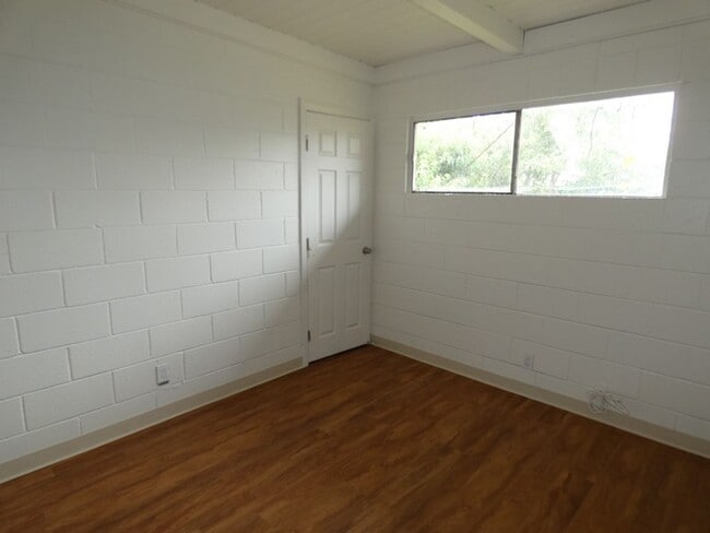 Building Photo - Clean and Bright 2 Bedroom 1 Bath Duplex