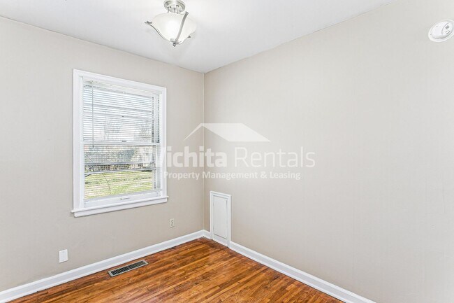 Foto del edificio - Move-In ready 2 bed/ 1bath + 1 car garage