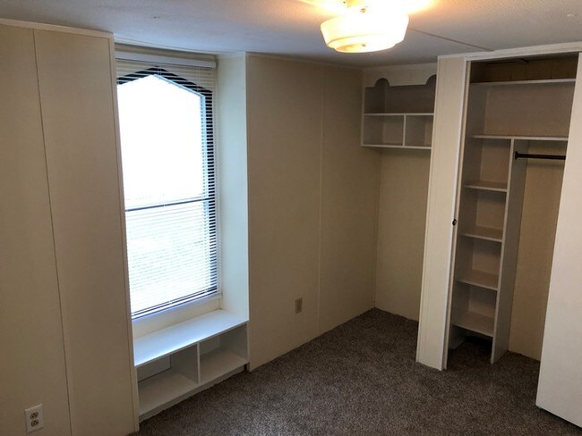 Building Photo - 2 bedroom 2 bath