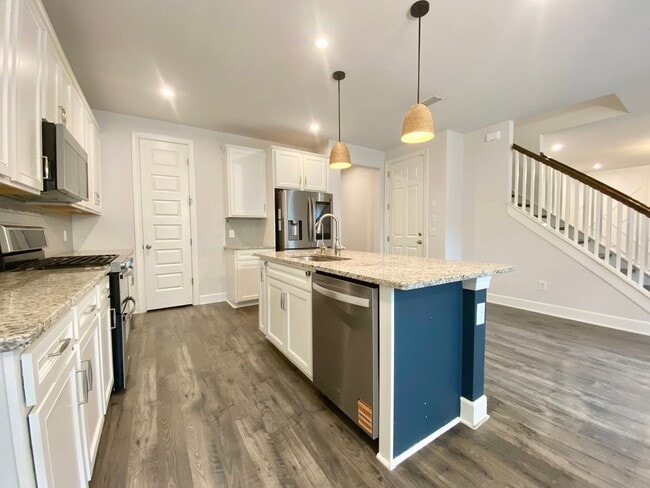 Building Photo - 4 Bedroom, 3 Bath Home w/ 2 Car Garage