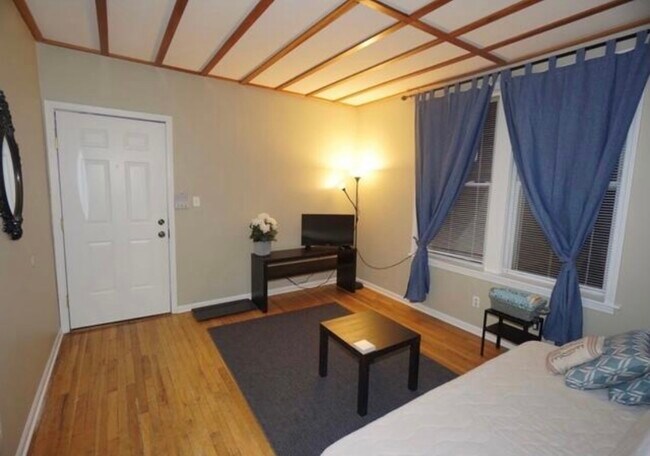 Foto del edificio - 2239 N Western Ave