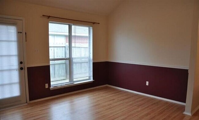 Building Photo - Available Sooner if Needed ! Spacious 4 Be...