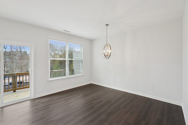 Paquete de actualización Área de comedor con piso de tablones de vinilo de superficie dura - Avalon Townhomes Brier Creek