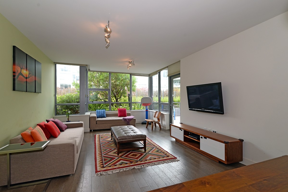 dining, living area from the kitchen - 480 Mission Bay Boulevard North