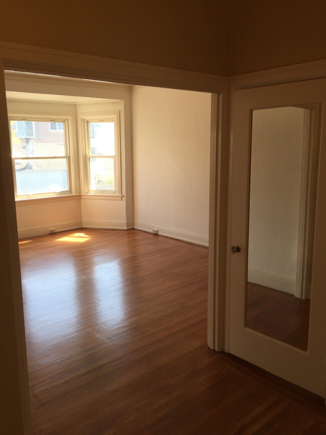 Southen exposure bay windows - 1435 Pacific Ave