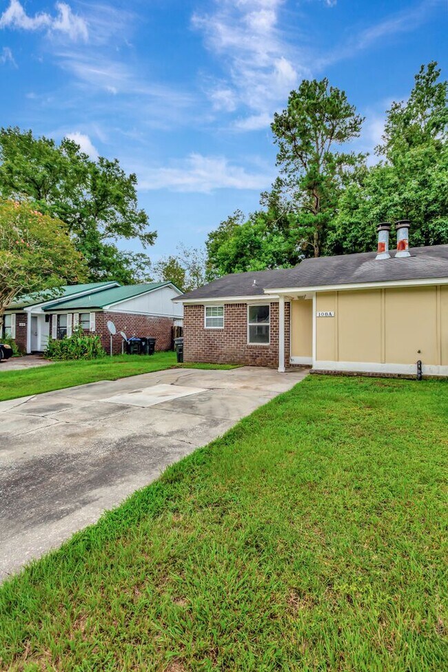 Foto del edificio - Charming 2-Bedroom Duplex in Gadsden Acres...