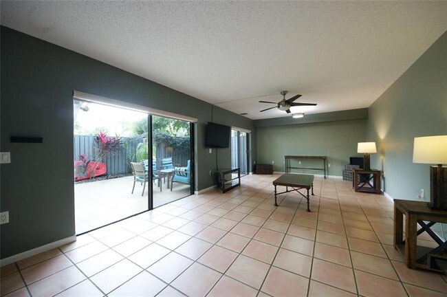 Foto del edificio - 1700 Embassy Dr