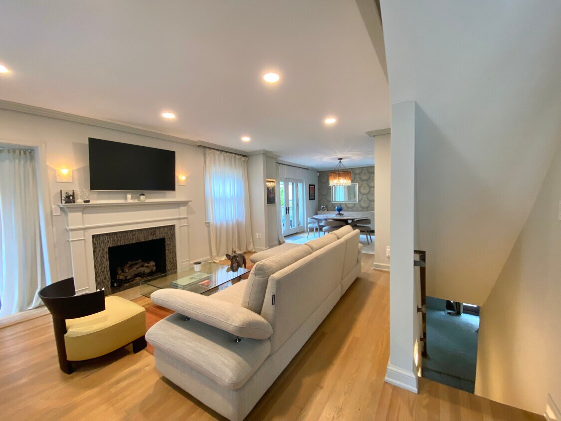 Open Floor Plan-Liv/Dinnng - 4612 Harling Ln