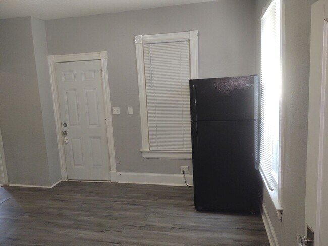 Building Photo - 3 Bedroom 1 Bathroom House W/ Bonus room &...