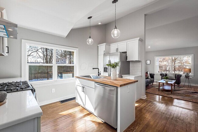 Building Photo - Beautifully Renovated 5-Bedroom Home with ...
