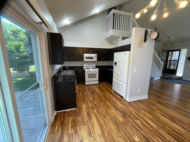 Building Photo - 328 Lake Meadow Dr