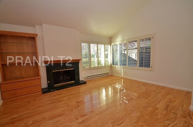 Building Photo - Bright and Spacious condo in Pacheco Valley