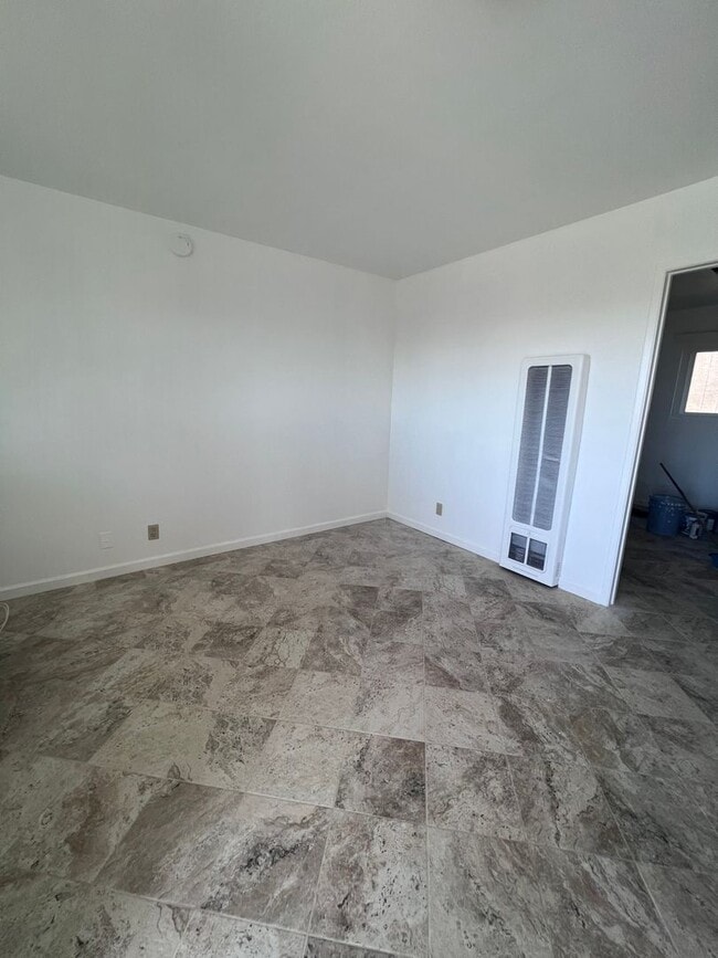 Building Photo - Midtown Ventura - One bedroom, one bath up...